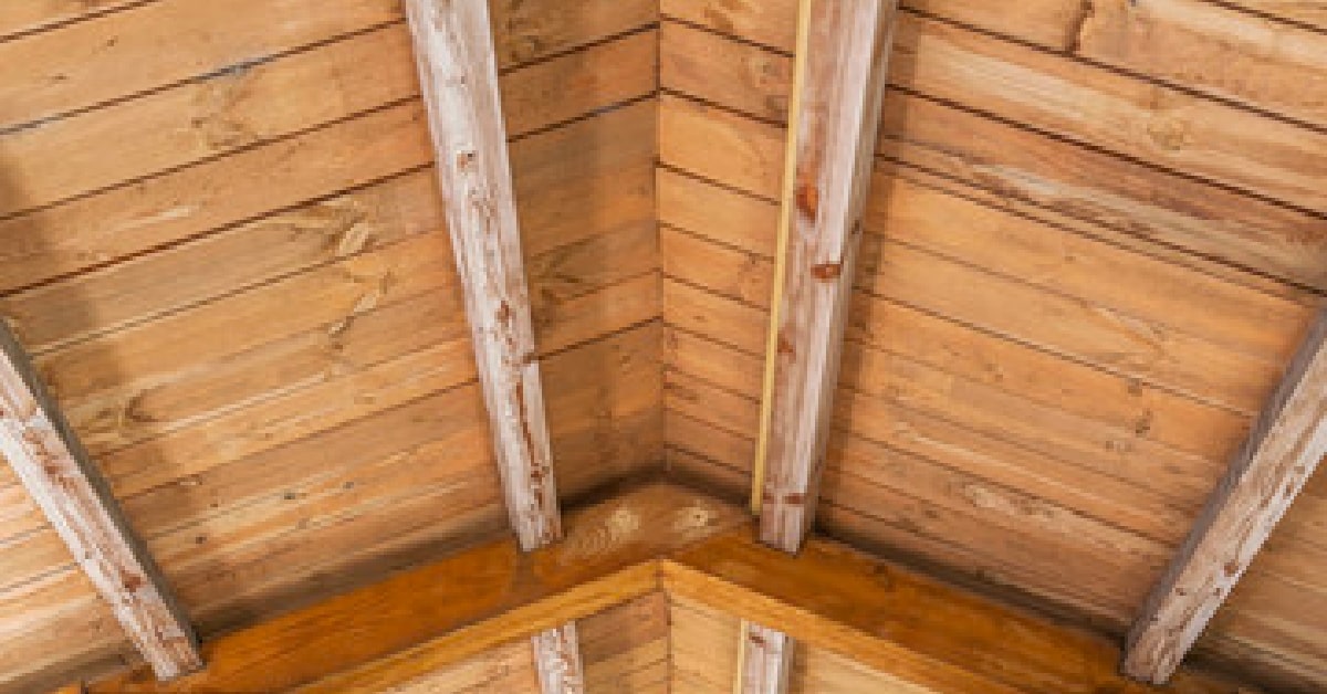 Pintar un techo de madera
