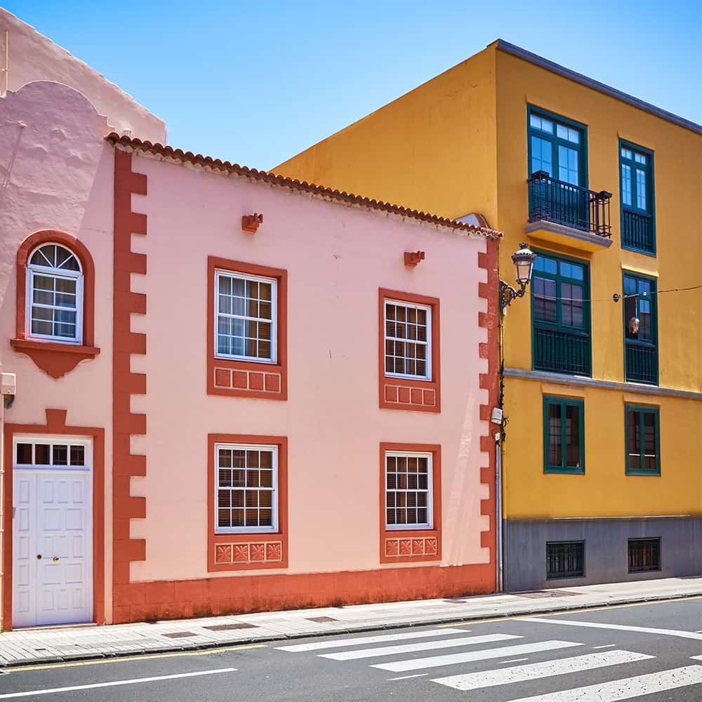 fachadas-anapurna_0002_colorful-houses-by-a-street-in-la-laguna-old-town-2021-04-03-21-49-33-utc-min.jpg